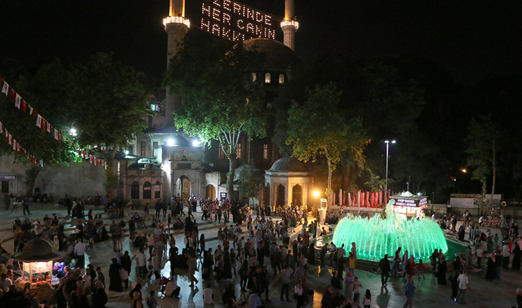 Eyüp Sultan Ramazan'ın bereketiyle dolup taşıyor! Eyüp Sultan Ramazan'ın bereketiyle dolup taşıyor!