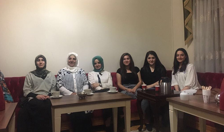 Tülay Aydın, TÜGVA'lı gençlerle buluştu Tülay Aydın, TÜGVA'lı gençlerle buluştu