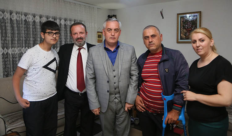 Başkan Aydın'dan hasta gence ziyaret Başkan Aydın'dan hasta gence ziyaret