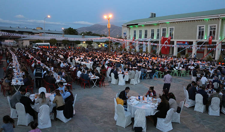 Eyüp'ten Gürpınar'a “Kardeşlik Sofrası” Eyüp'ten Gürpınar'a “Kardeşlik Sofrası”