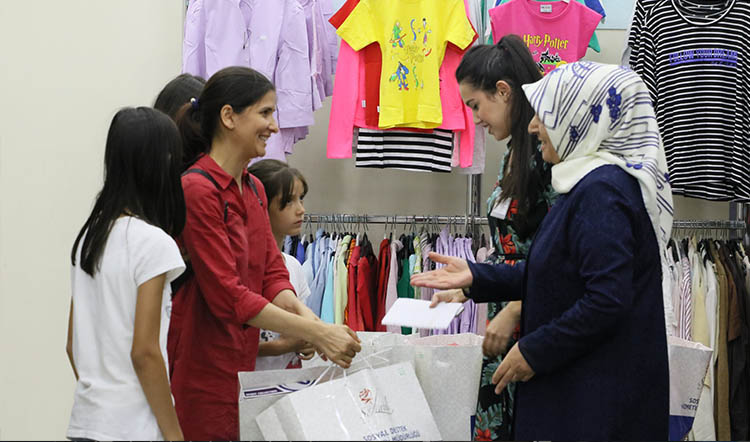 Tülay Aydın'dan çocuklara bayram hediyesi Tülay Aydın'dan çocuklara bayram hediyesi