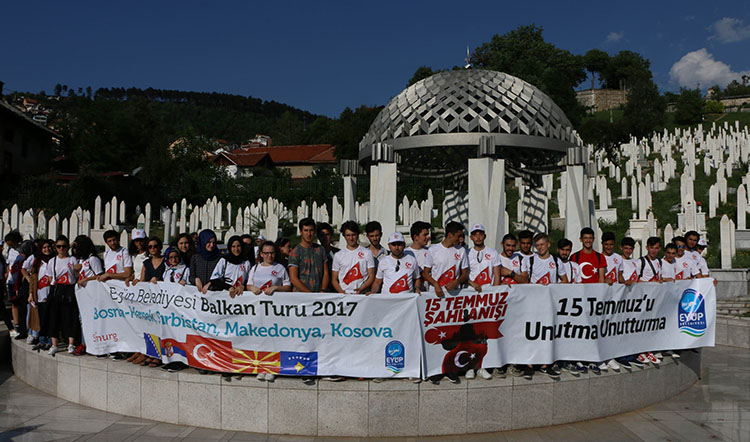 Eyüplü gençler Bosna'da “15 Temmuz” ve "Srebrenitsa" için yürüdü Eyüplü gençler Bosna'da “15 Temmuz” ve "Srebrenitsa" için yürüdü