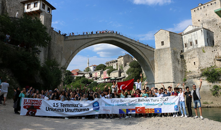 Mostar Köprüsü'nde “15 Temmuz'u unutma, unutturma” pankartı açıldı Mostar Köprüsü'nde “15 Temmuz'u unutma, unutturma” pankartı açıldı