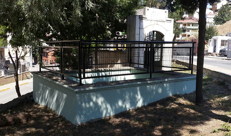 Eyüp'te 5 türbenin çevre düzenlemesi yapıldı Eyüp'te 5 türbenin çevre düzenlemesi yapıldı