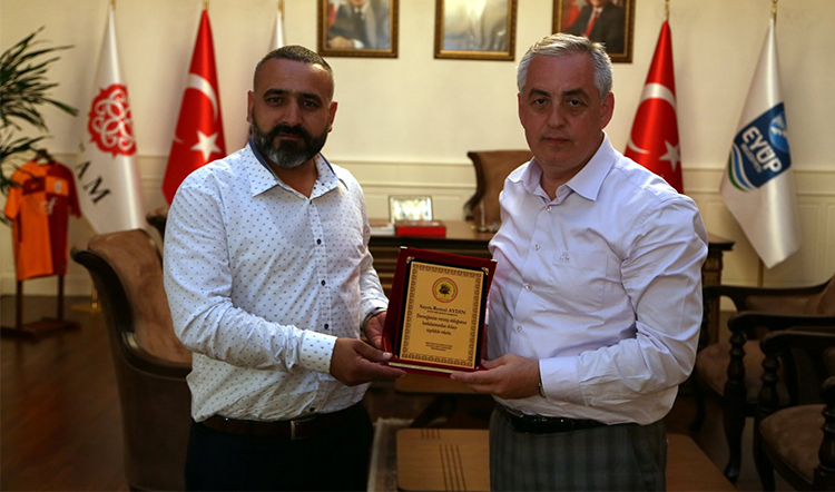 Başkan Aydın'a teşekkür plaketi Başkan Aydın'a teşekkür plaketi