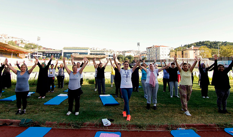Hanımlar sağlık için spor yapıyor Hanımlar sağlık için spor yapıyor