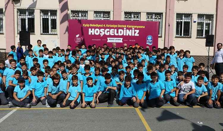 Eyüp Belediyesi'nin kırtasiye desteği yüzleri güldürüyor Eyüp Belediyesi'nin kırtasiye desteği yüzleri güldürüyor
