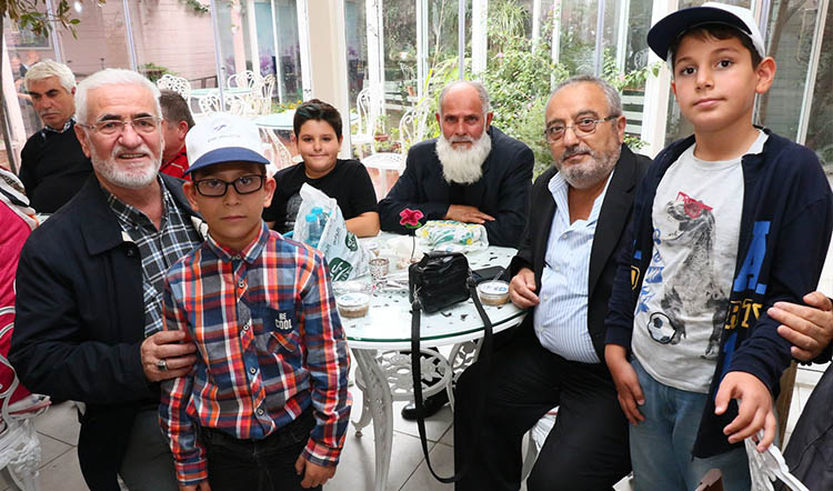 Dedeler ve torunlar Zahir Kafe'de buluştu Dedeler ve torunlar Zahir Kafe'de buluştu