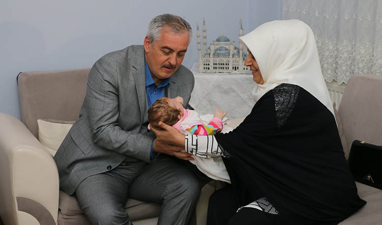 Başkan Aydın Melike bebeği ziyaret etti Başkan Aydın Melike bebeği ziyaret etti