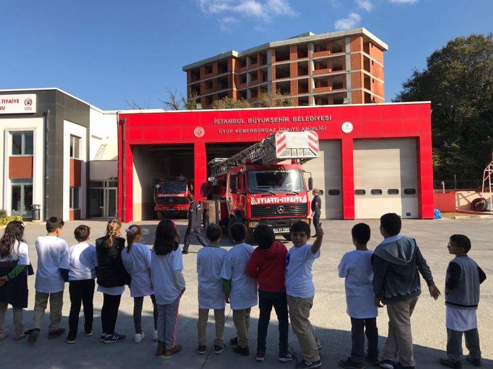 Simurglu öğrenciler itfaiye tatbikatına katıldı Simurglu öğrenciler itfaiye tatbikatına katıldı