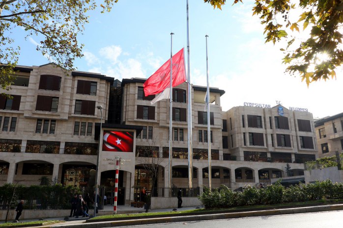 Eyüpsultan Belediyesinde bayraklar yarıya indirildi Eyüpsultan Belediyesinde bayraklar yarıya indirildi