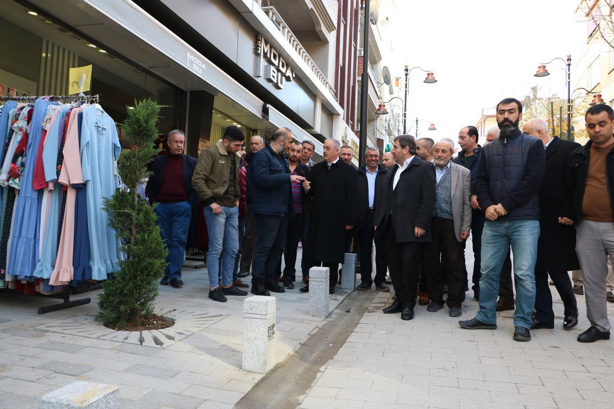 Başkan Remzi Aydın'dan Özlem Çarşısı esnafıyla toplantı Başkan Remzi Aydın'dan Özlem Çarşısı esnafıyla toplantı