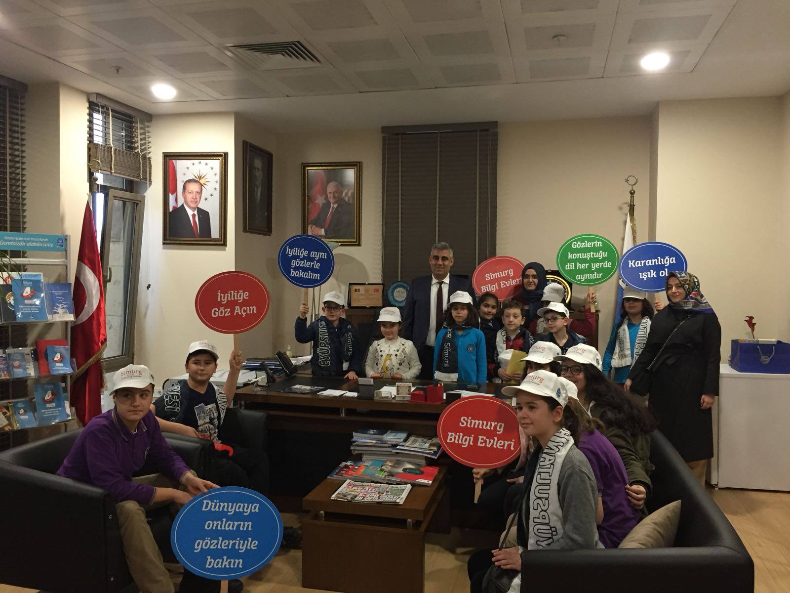 Simurg'lu öğrenciler "İyiliğe Göz Açın" projelerini anlattı Simurg'lu öğrenciler "İyiliğe Göz Açın" projelerini anlattı