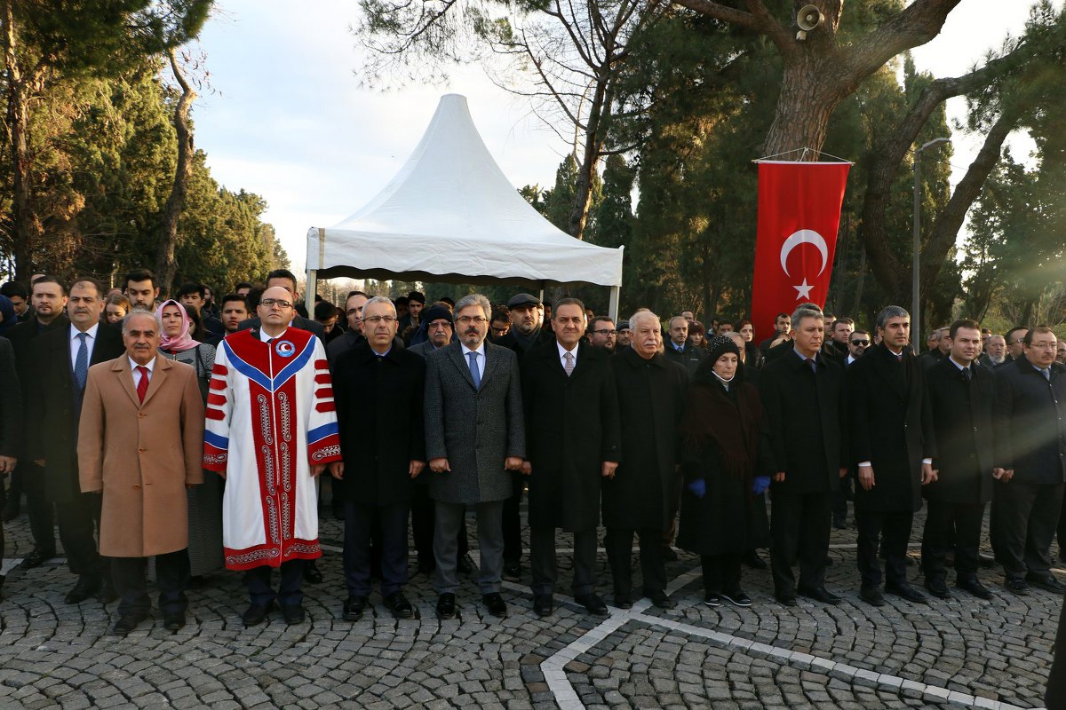 Mehmet Akif'in kabrine sevgi seli Mehmet Akif'in kabrine sevgi seli