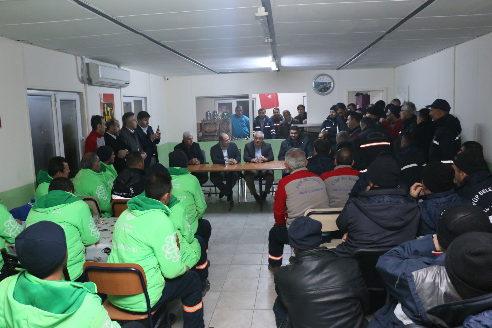 Başkan Remzi Aydın, 2018'e Temizlik Personelleriyle girdi Başkan Remzi Aydın, 2018'e Temizlik Personelleriyle girdi