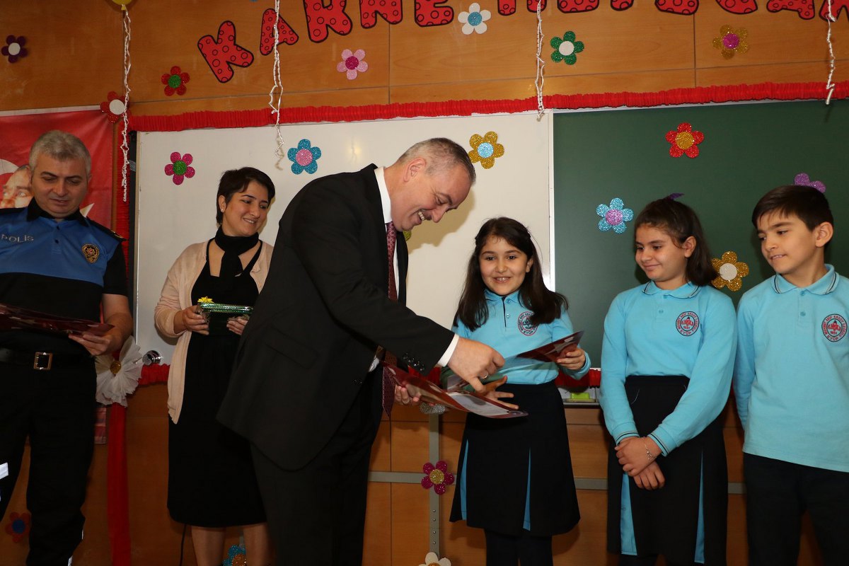 Başkan Remzi Aydın, öğrencilerin karne sevinçlerine ortak oldu Başkan Remzi Aydın, öğrencilerin karne sevinçlerine ortak oldu