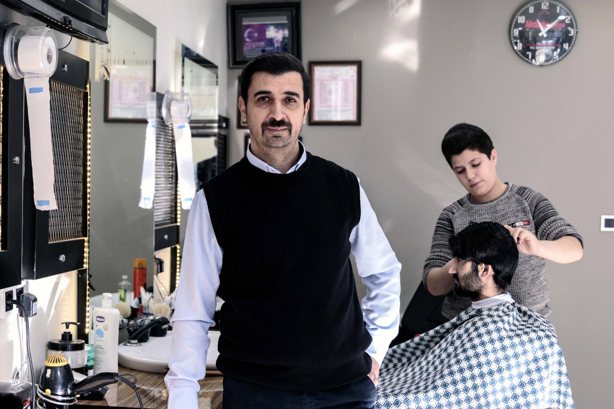 Alibeyköy'ün 30 Yıllık Berber Ustası: Suat Canlı Alibeyköy'ün 30 Yıllık Berber Ustası: Suat Canlı