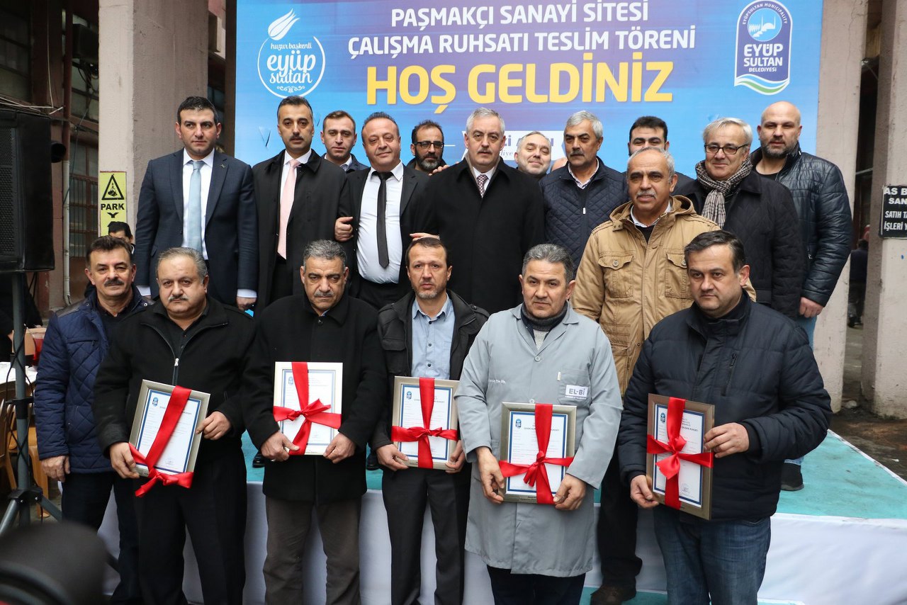 Paşmakçı esnafına ruhsatları veriliyor Paşmakçı esnafına ruhsatları veriliyor