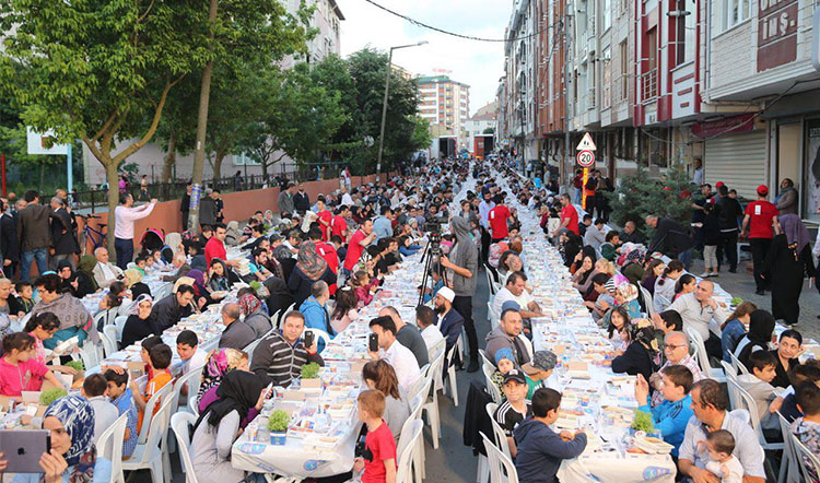 Ramazan'ın ilk haftasında on binlerce kişi iftarda buluştu Ramazan'ın ilk haftasında on binlerce kişi iftarda buluştu