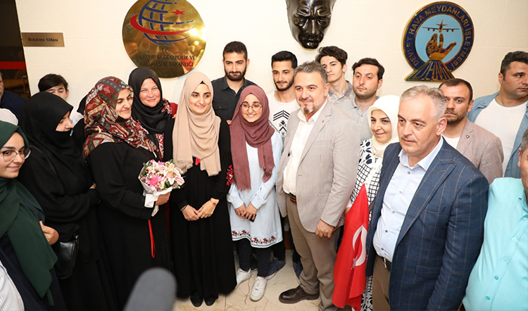 Remzi Aydın, Eyüpsultanlı Ebru Özkan'ı havalimanında karşıladı Remzi Aydın, Eyüpsultanlı Ebru Özkan'ı havalimanında karşıladı