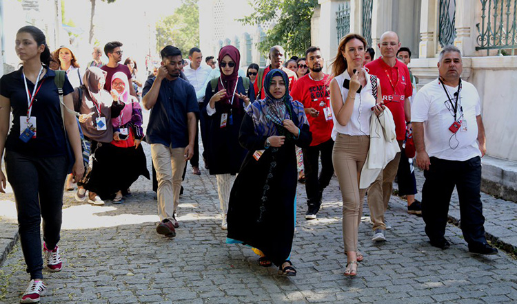 25 farklı ülkeden gelen öğrenciler Eyüpsultan'ı gezdi 25 farklı ülkeden gelen öğrenciler Eyüpsultan'ı gezdi
