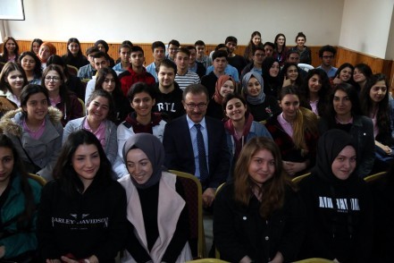 Eyüpsultan Belediye Başkanı Deniz Köken, eğitime destek payı Eyüpsultan Belediye Başkanı Deniz Köken, eğitime destek payı