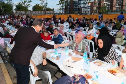 Eyüpsultan Belediyesi, Çırçır Mahallesi, açık hava iftarı, Eyüpsultan Belediye Başkanı Deniz Köken Eyüpsultan Belediyesi, Çırçır Mahallesi, açık hava iftarı, Eyüpsultan Belediye Başkanı Deniz Köken