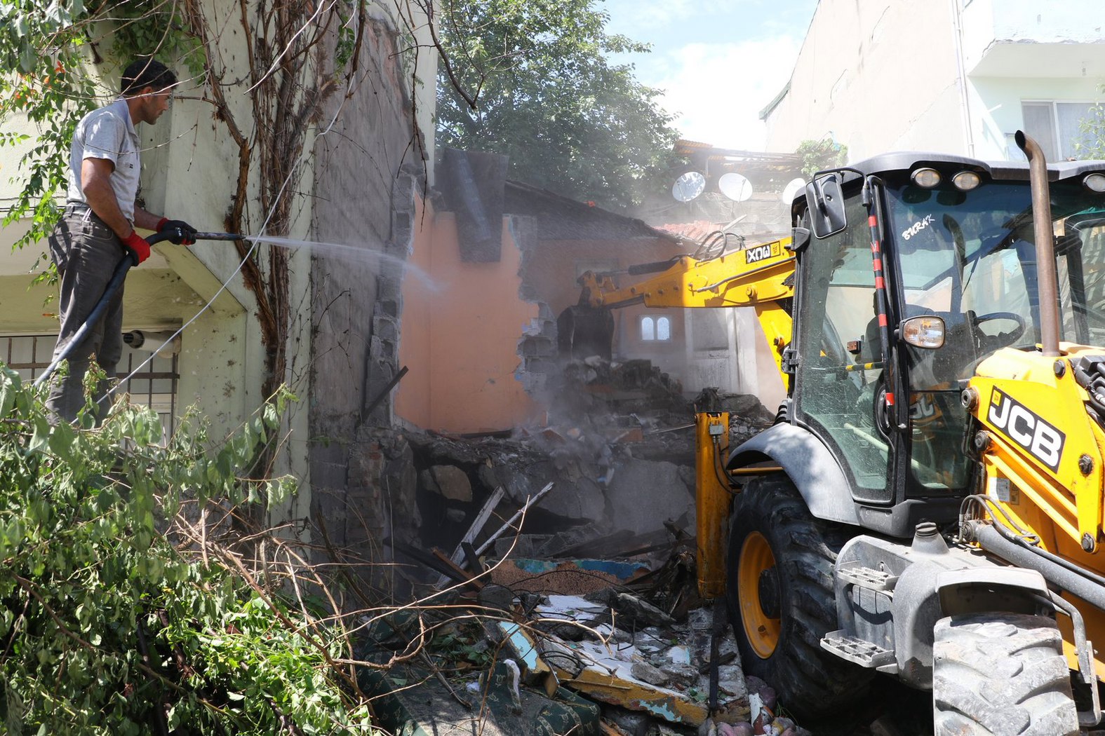 Eyüpsultan Belediyesi, Fen İşleri Müdürlüğü ekipleri, Çırçır Mahallesi Şimşir Sokak, yıkım