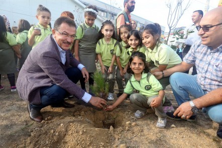 Eyüpsultan Belediye Başkanı Deniz Köken, Şair Nabi İlkokulu, bahçe, fidan Eyüpsultan Belediye Başkanı Deniz Köken, Şair Nabi İlkokulu, bahçe, fidan