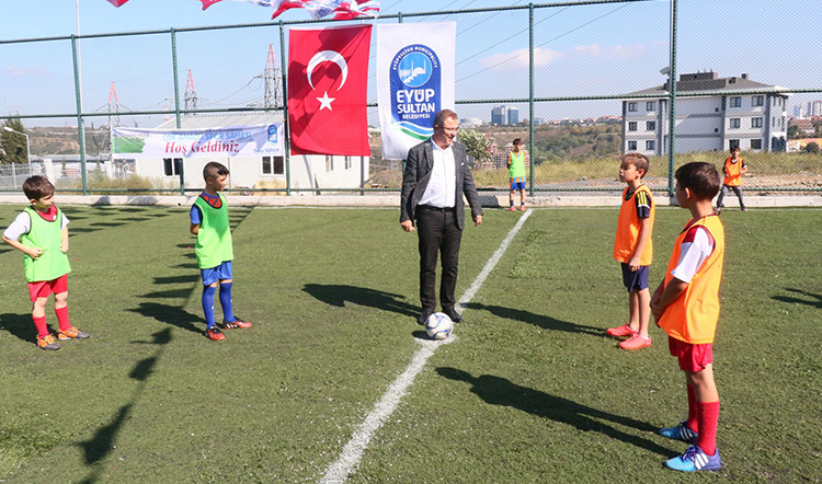 Şair Nabi Öğrencileri Yeni Spor Sahasına Kavuştu Şair Nabi Öğrencileri Yeni Spor Sahasına Kavuştu