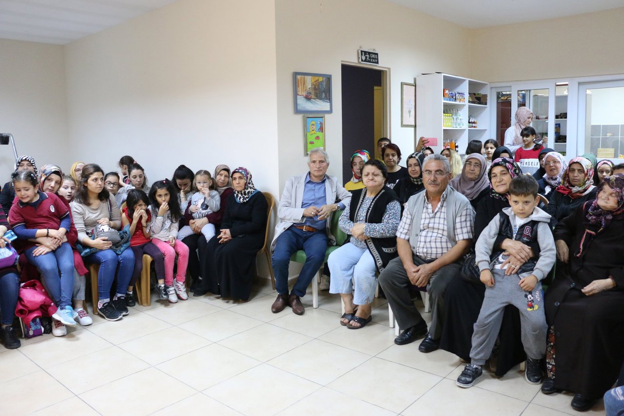 Eyüpsultan Belediyesi Yeşilpınar Bilgi Evi öğrencileri, yaşlılar, Eyüpsultan Belediye Başkanı Deniz Köken Eyüpsultan Belediyesi Yeşilpınar Bilgi Evi öğrencileri, yaşlılar, Eyüpsultan Belediye Başkanı Deniz Köken