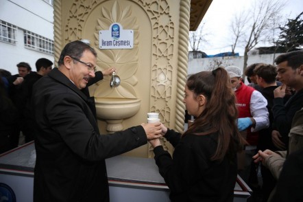 Eyüpsultan Belediye Başkanı Deniz Köken, çorba çeşmesi