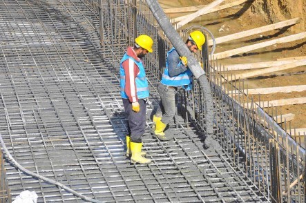 Akşemsettin Yarı Olimpik Havuzu'nun Temel Betonu Atıldı Akşemsettin Yarı Olimpik Havuzu'nun Temel Betonu Atıldı