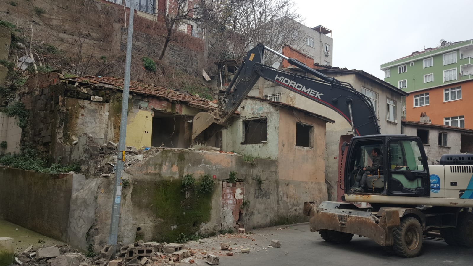 Tehlike Saçan Metruk Yapılar Yıkılıyor Tehlike Saçan Metruk Yapılar Yıkılıyor
