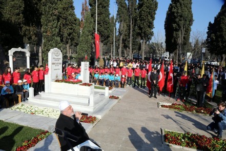 Milli Şairimiz Kabri Başında Anıldı