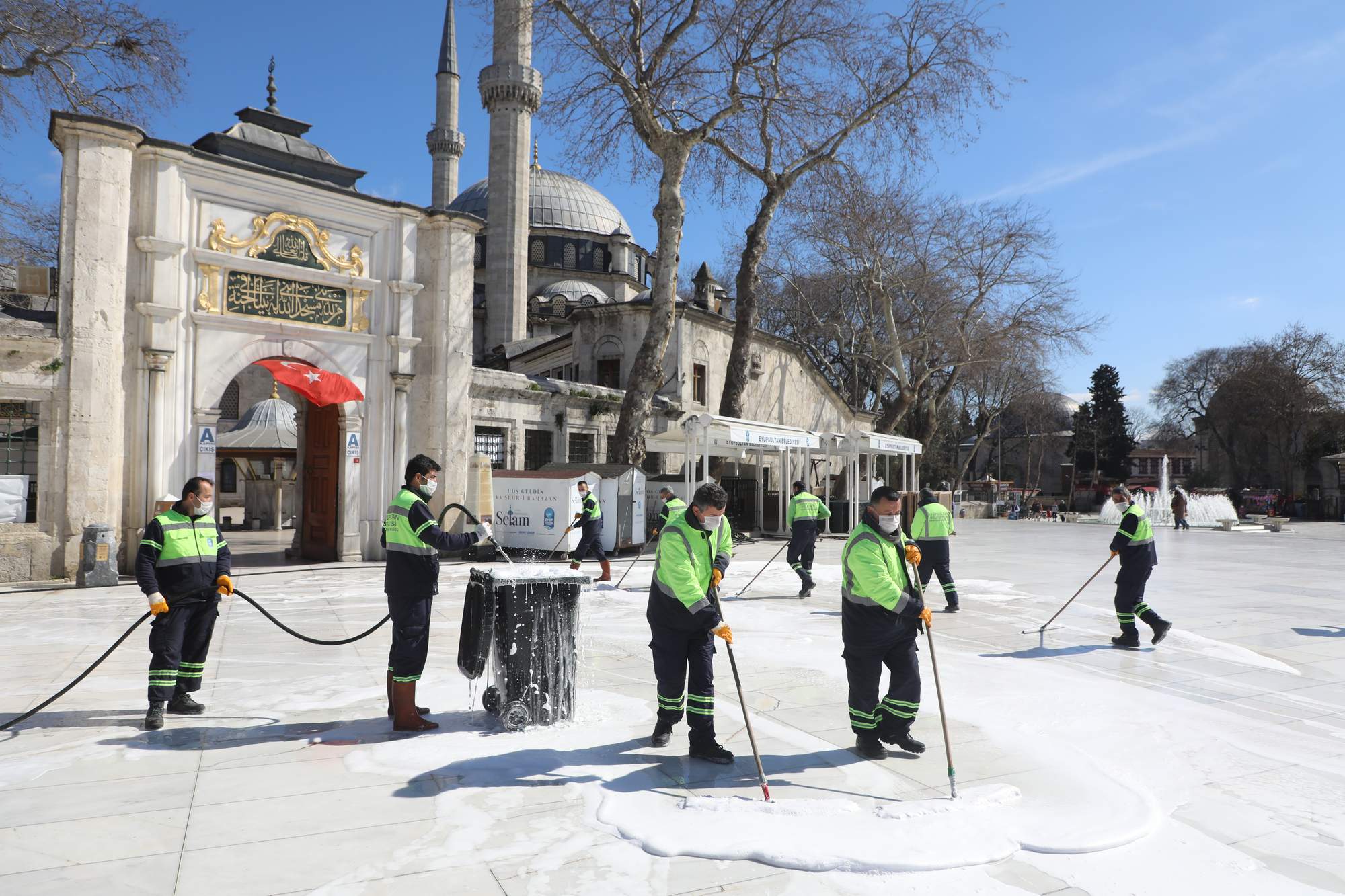 Eyüpsultan Meydanı Koronavirüse Karşı Sabunla Yıkandı