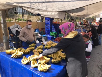 Zabıta Ekipleri, Pazar Esnafına Eldiven ve Maske Dağıttı Zabıta Ekipleri, Pazar Esnafına Eldiven ve Maske Dağıttı