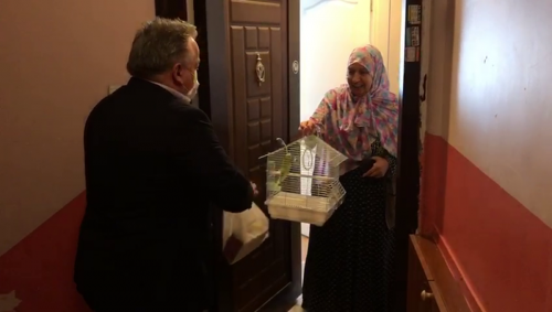 Başkan Deniz Köken'in Hediyesi Fatma Teyzeye Teslim Edildi Başkan Deniz Köken'in Hediyesi Fatma Teyzeye Teslim Edildi