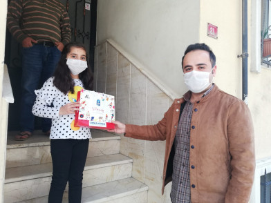 “Hayatı Eve, 23 Nisan Coşkusunu Resme Sığdır” Yarışmasının Kazananları Ödüllerini Aldı “Hayatı Eve, 23 Nisan Coşkusunu Resme Sığdır” Yarışmasının Kazananları Ödüllerini Aldı