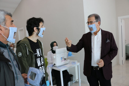 ESMEK'te İşitme Engelliler İçin Her Gün 2 bin Maske Üretiliyor ESMEK'te İşitme Engelliler İçin Her Gün 2 bin Maske Üretiliyor