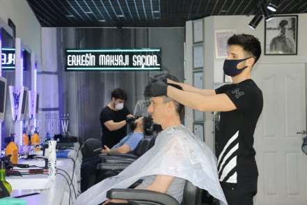 Kuaför ve Berberlere Ücretsiz Maske ve Eldiven Dağıtıldı Kuaför ve Berberlere Ücretsiz Maske ve Eldiven Dağıtıldı
