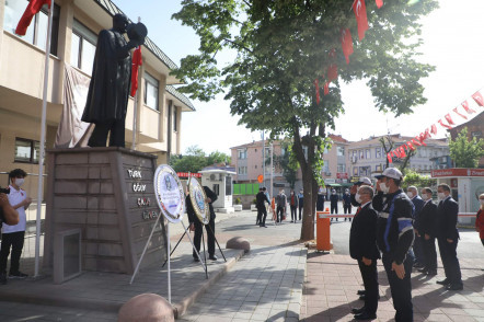 Eyüpsultan'da Sosyal Mesafe Kuralına Uygun 19 Mayıs Kutlaması Eyüpsultan'da Sosyal Mesafe Kuralına Uygun 19 Mayıs Kutlaması