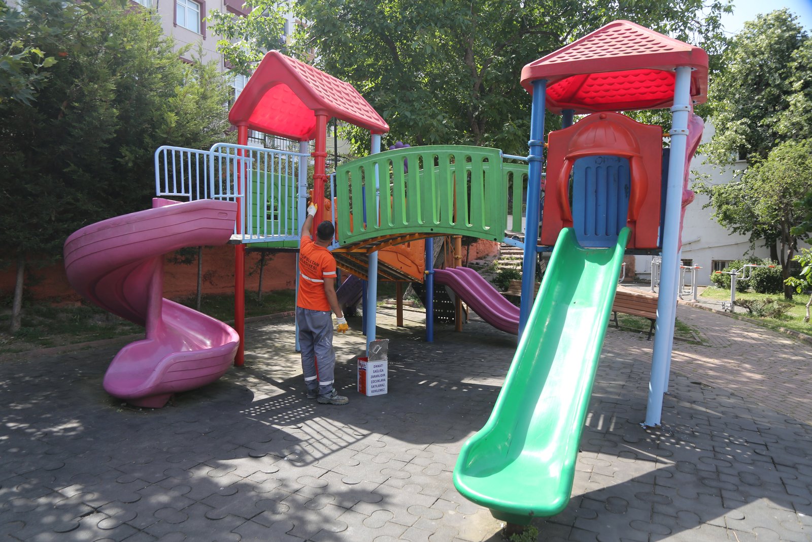 Parklar ve Yeşil Alanlarda Bakım Çalışmaları Yapılıyor Parklar ve Yeşil Alanlarda Bakım Çalışmaları Yapılıyor