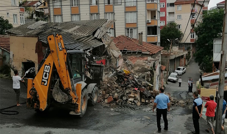 Metruk Binaların Yıkımı Devam Ediyor Metruk Binaların Yıkımı Devam Ediyor