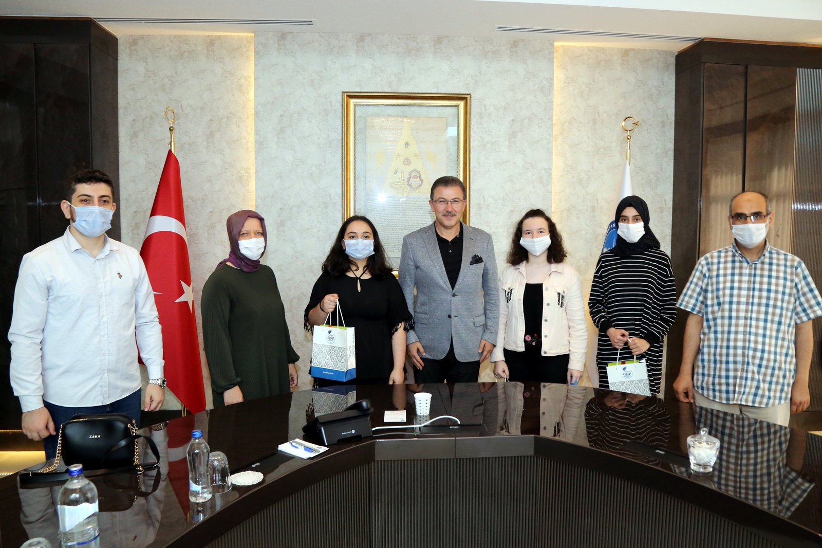 Hediyelerini Başkan Deniz Köken'den aldılar Hediyelerini Başkan Deniz Köken'den aldılar