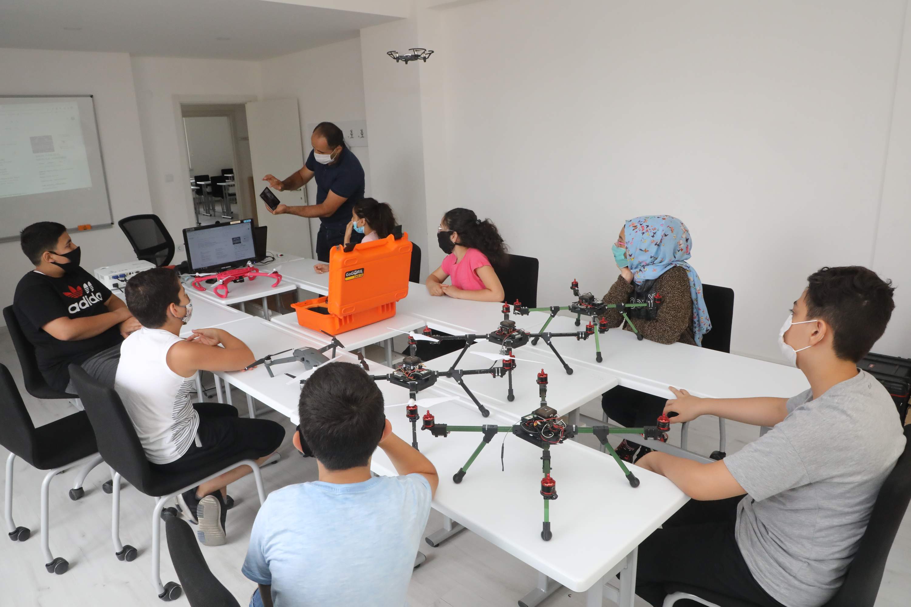 Eyüpsultanlı Gençler, Drone ve Robotik Kodlama Eğitimlerinde Buluşuyor Eyüpsultanlı Gençler, Drone ve Robotik Kodlama Eğitimlerinde Buluşuyor