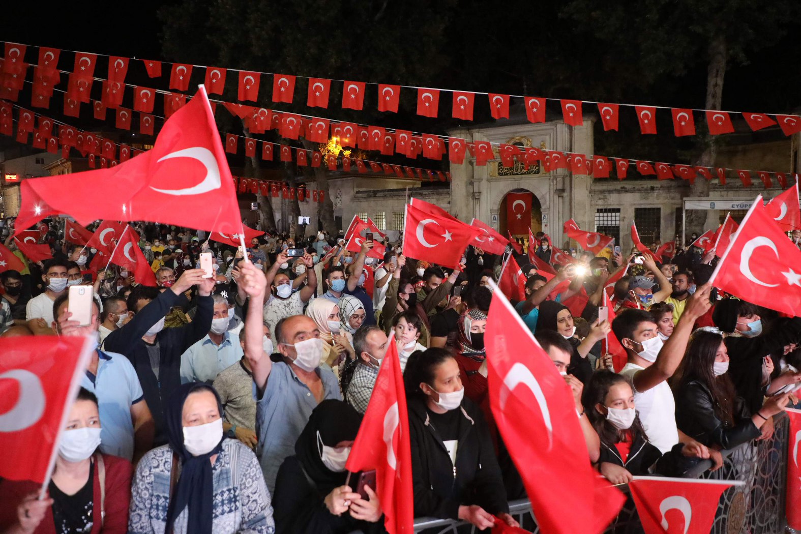 Eyüpsultan Camii Meydanı'nda Sabaha Kadar Nöbet Eyüpsultan Camii Meydanı'nda Sabaha Kadar Nöbet