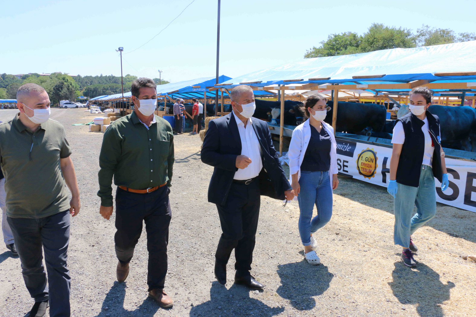 Eyüpsultan'da Kurban Satış ve Kesim Alanları İlaçlanıp, dezenfekte Ediliyor Eyüpsultan'da Kurban Satış ve Kesim Alanları İlaçlanıp, dezenfekte Ediliyor