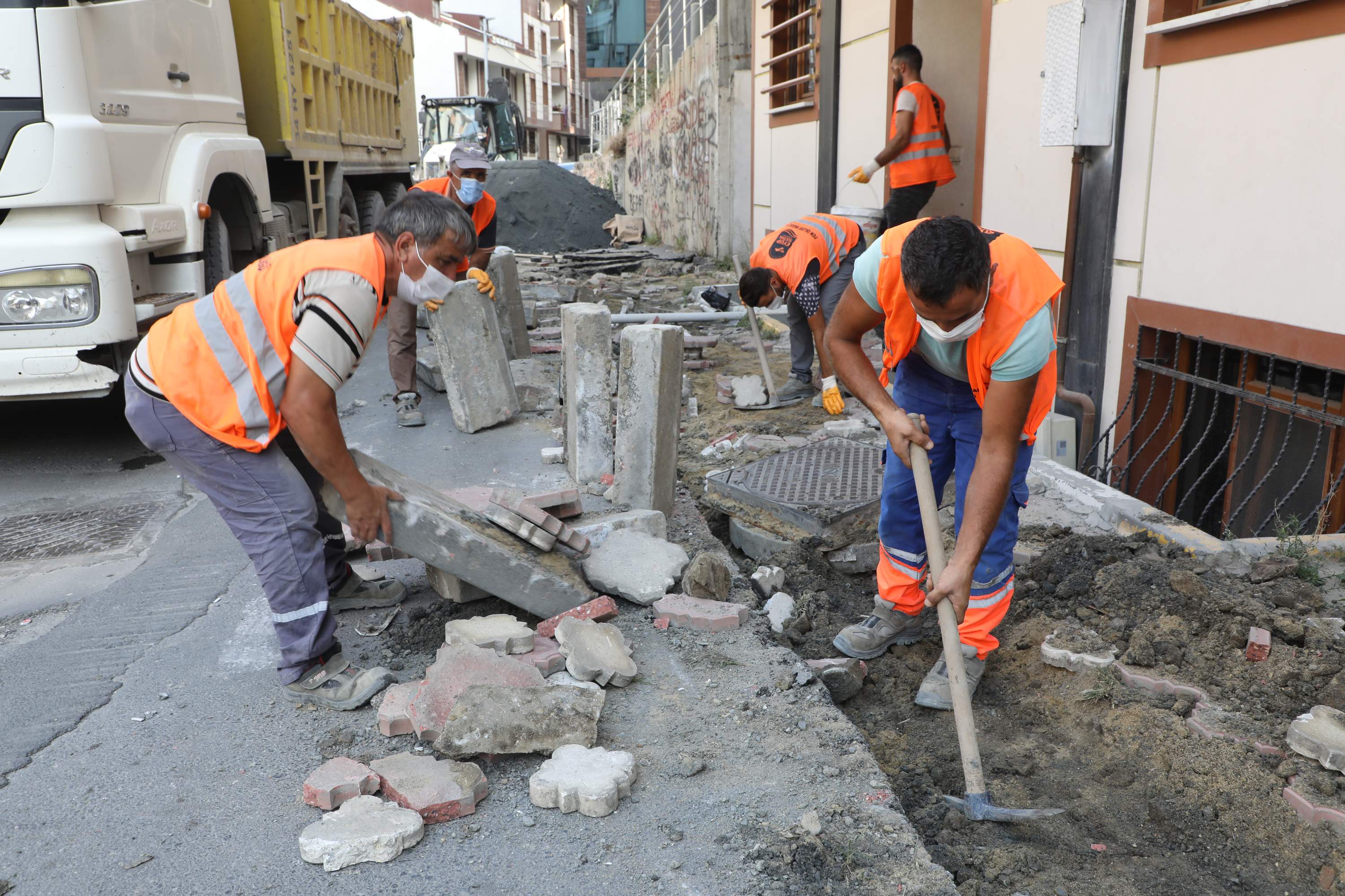 İlim Sokak'ta kaldırımlar yenileniyor İlim Sokak'ta kaldırımlar yenileniyor