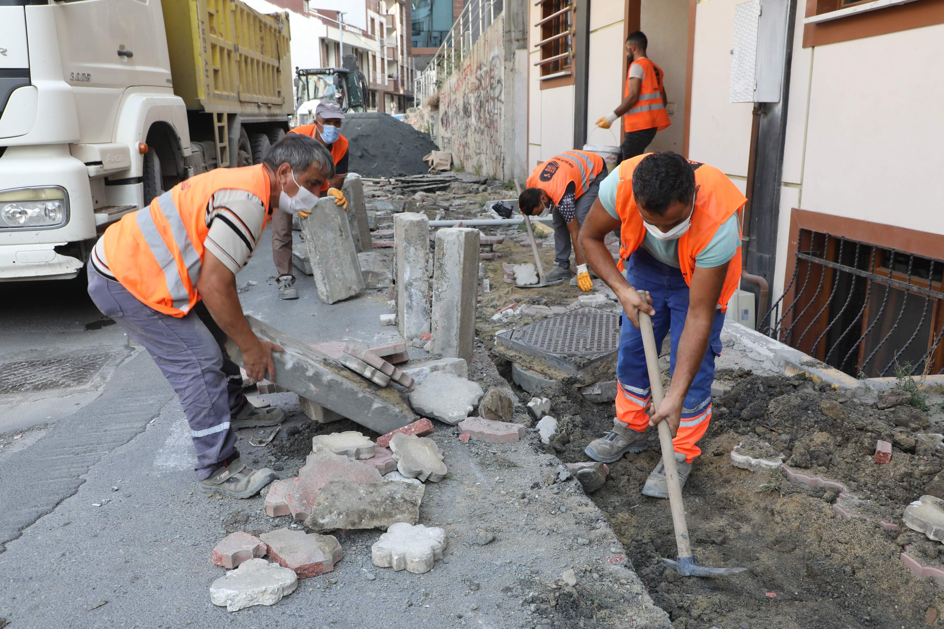 İlim Sokak'ta kaldırımlar yenileniyor